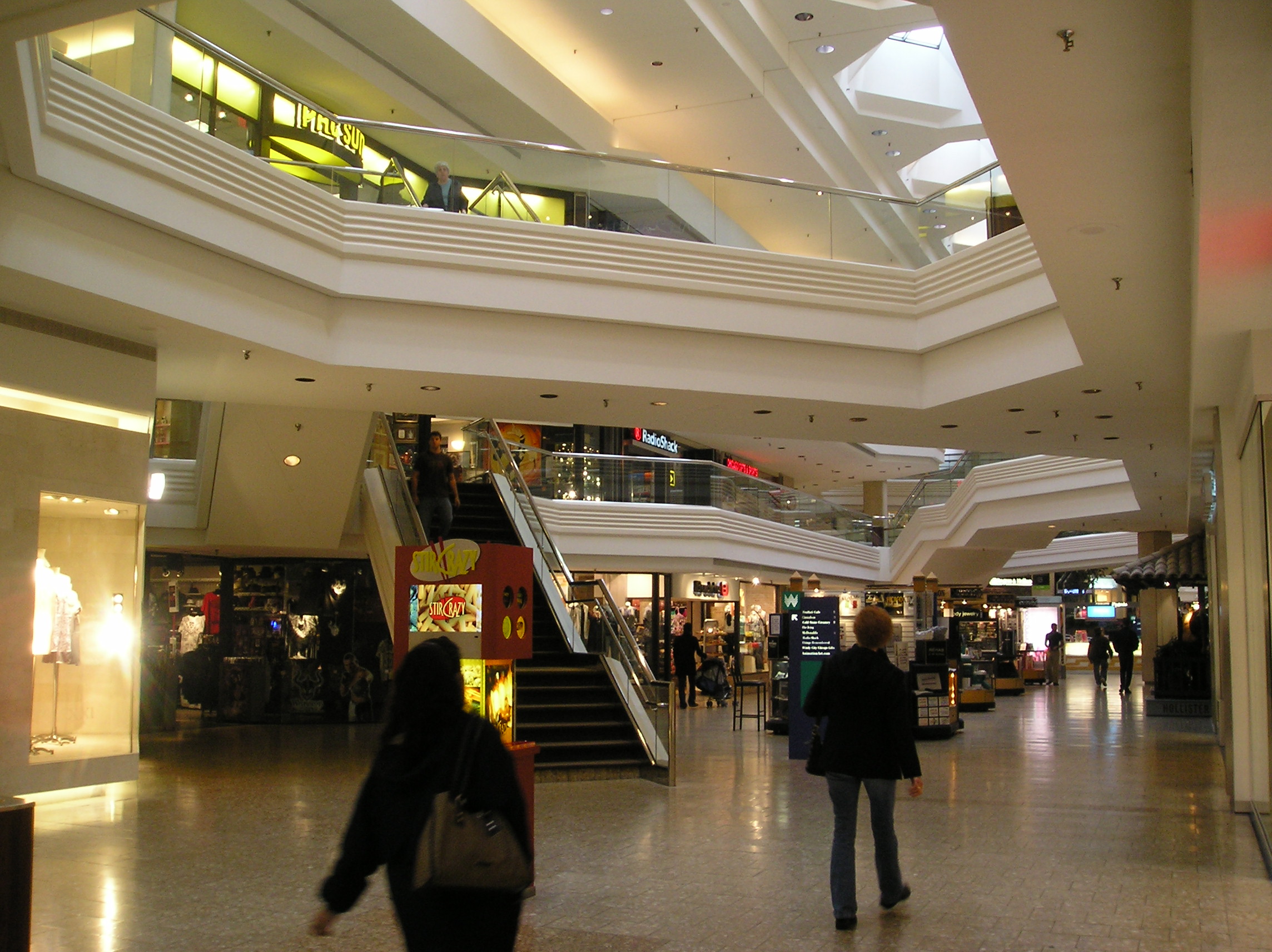 hollister woodfield mall