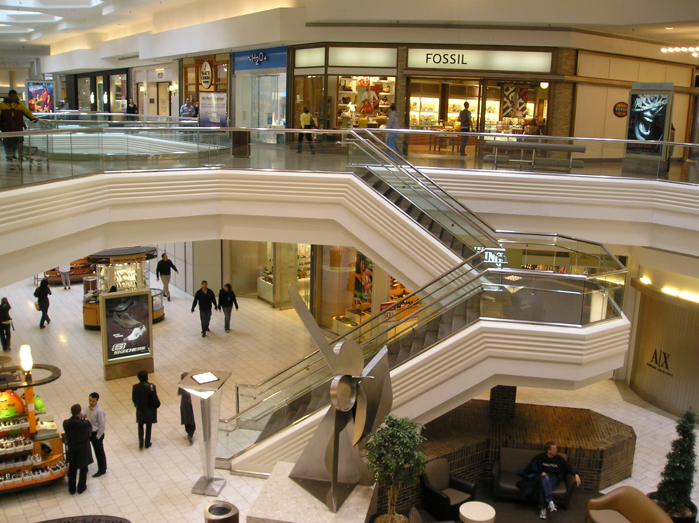 hollister triangle mall