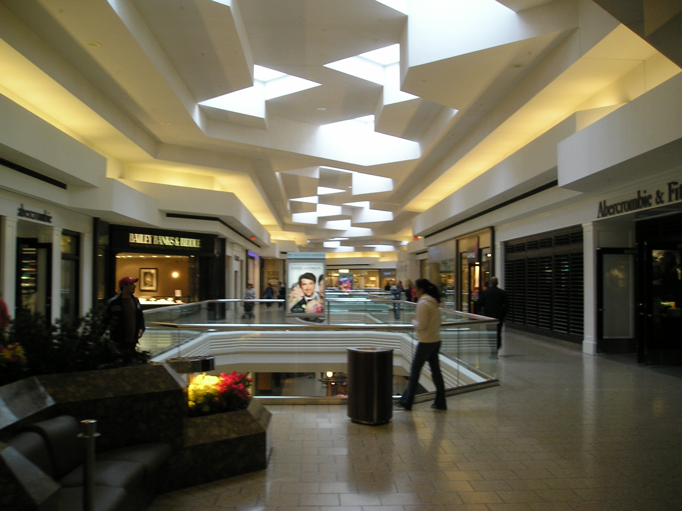 woodfield mall hollister